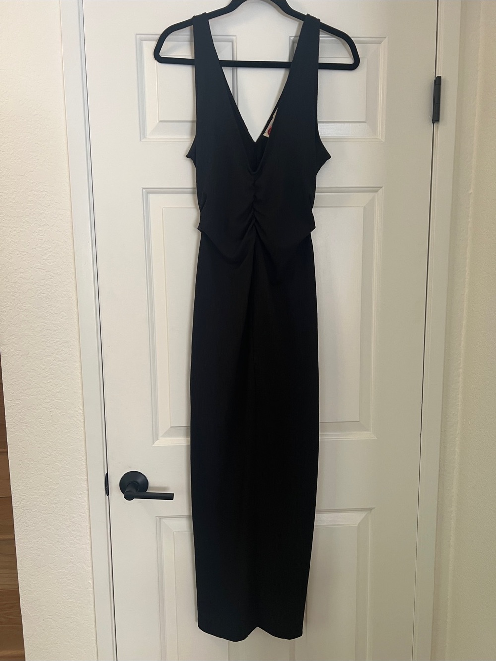 Elegant Black Midi Dress with V-Neck and Textured Fabric